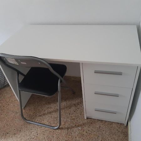 Room In Guest Room - Peaceful Accommodation In Madrid Near Atocha Exterior foto