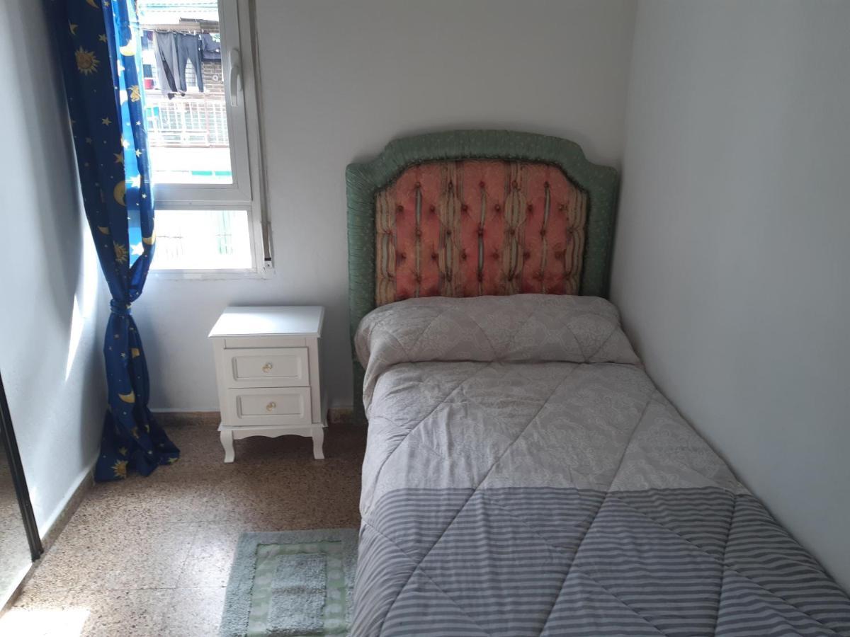 Room In Guest Room - Peaceful Accommodation In Madrid Near Atocha Exterior foto